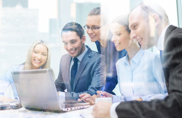 Equipo comercial revisando información en una tablet durante una reunión de ventas