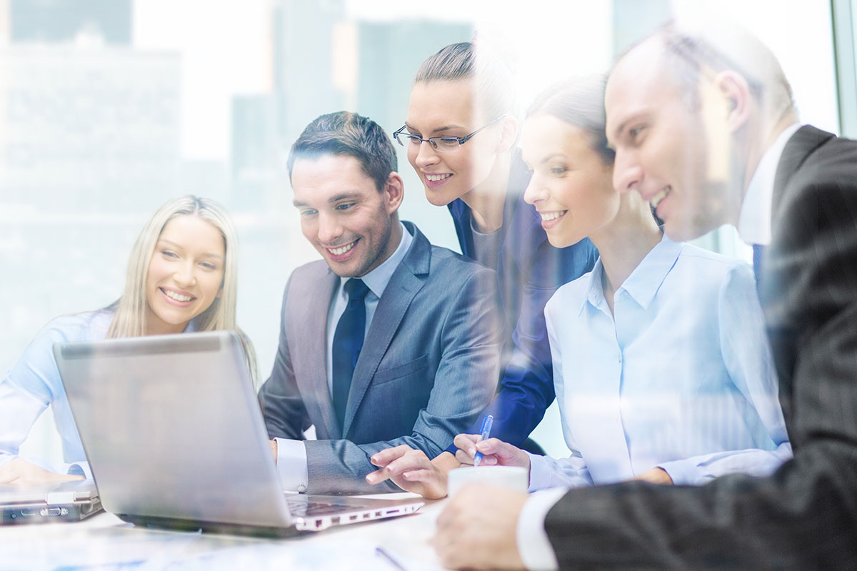 Equipo comercial revisando información en una tablet durante una reunión de ventas