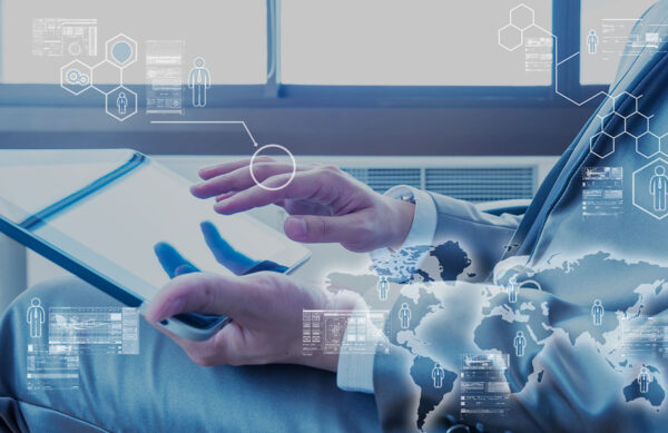 Mano interactuando con una interfaz digital futurista, simbolizando inteligencia artificial y automatización